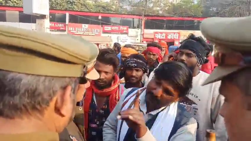 केजीएमयू के गेट नंबर-दो के सामने बृहस्पतिवार दोपहर बीन बजाते अखिल भारतीय सपेरा महासभा के सदस्य।