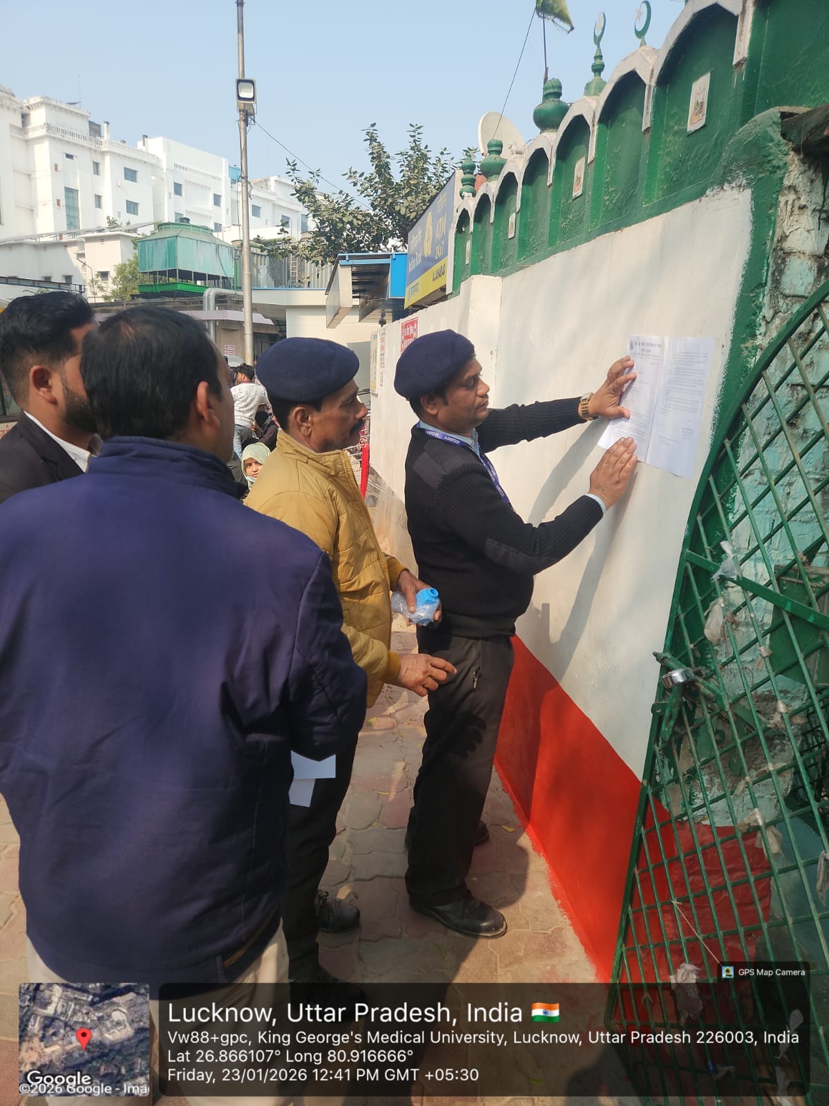 केजीएमयू परिसर की मजारों पर चस्पा किए नोटिस, 15 दिन में हटाने का निर्देश केजीएमयू परिसर की मजारों पर चस्पा किए नोटिस, 15 दिन में हटाने का निर्देश