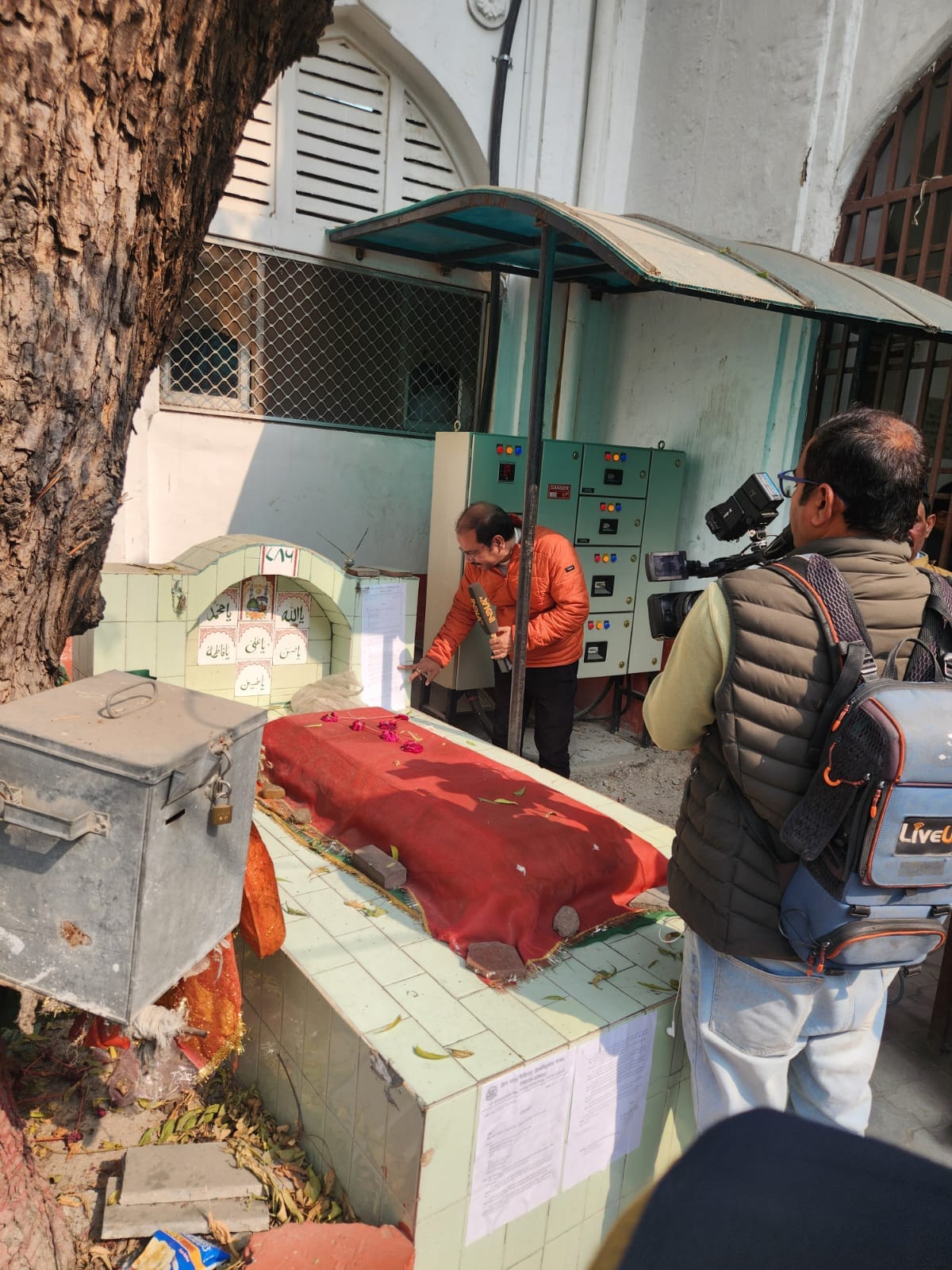 केजीएमयू परिसर की मजारों पर चस्पा किए नोटिस, 15 दिन में हटाने का निर्देश केजीएमयू परिसर की मजारों पर चस्पा किए नोटिस, 15 दिन में हटाने का निर्देश