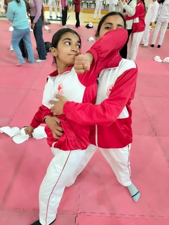 कुरुक्षेत्र। आत्मरक्षा के गुर सिखती छात्राएं। स्वयं कुरुक्षेत्र। आत्मरक्षा के गुर सिखती छात्राएं। स्वयं