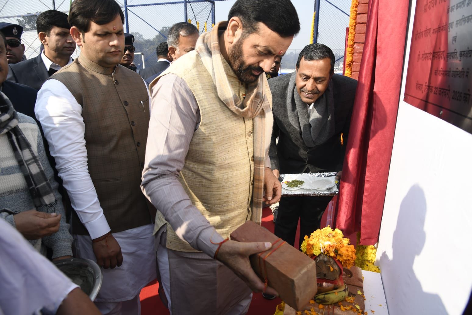 कुरुक्षेत्र। उद्घाटन के बाद एस्ट्रोट्रफ पर हॉकी खेलने के दौरान गोल के लिए स्टोक मारने का प्रयास