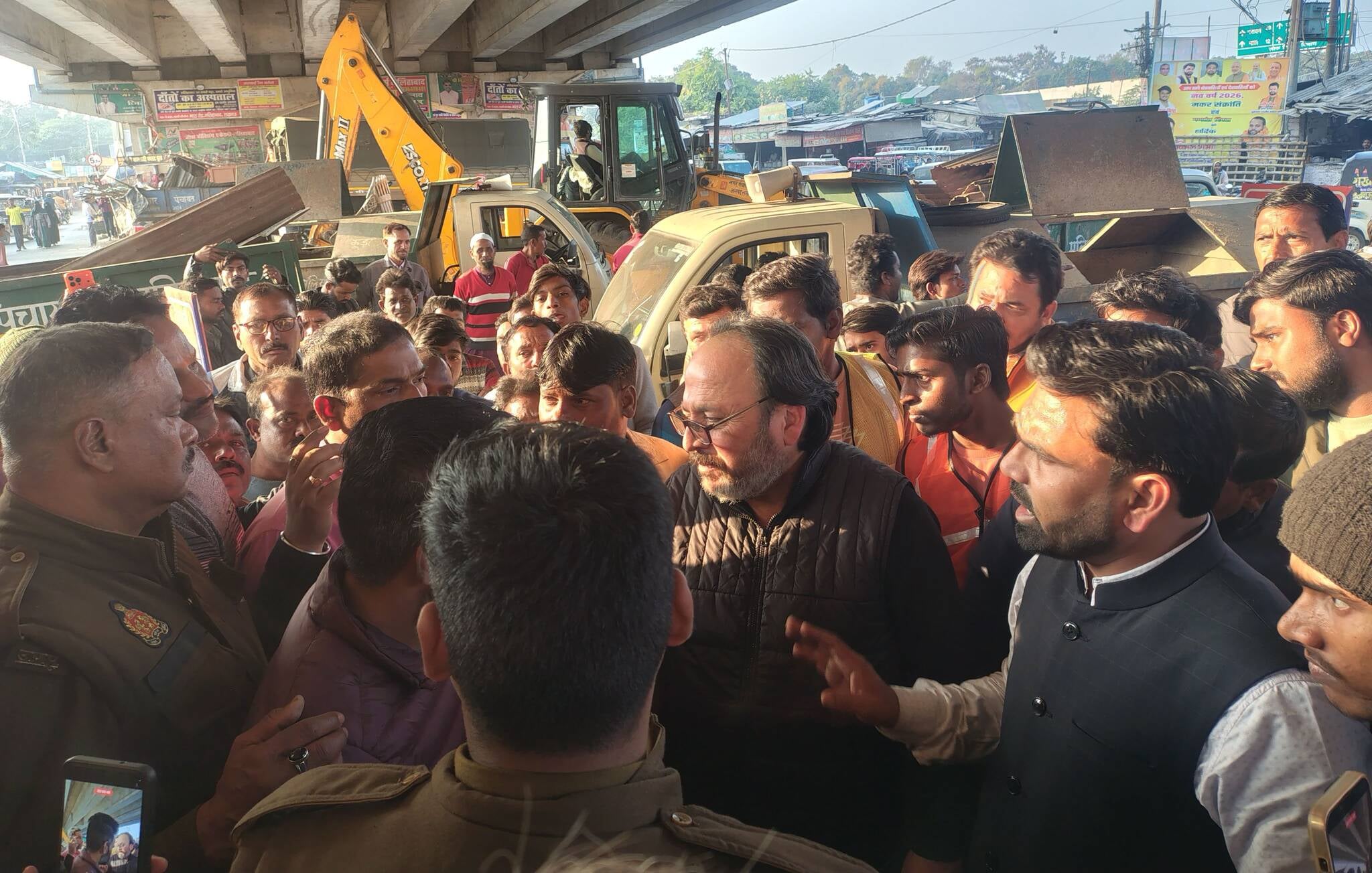 कार्रवाई के दौरान व्यापार मंडल के पदाधिकारियों और नगर पंचायत कर्मचारियों के बीच नोकझोंक भी हुई। कार्रवाई के दौरान व्यापार मंडल के पदाधिकारियों और नगर पंचायत कर्मचारियों के बीच नोकझोंक भी हुई।