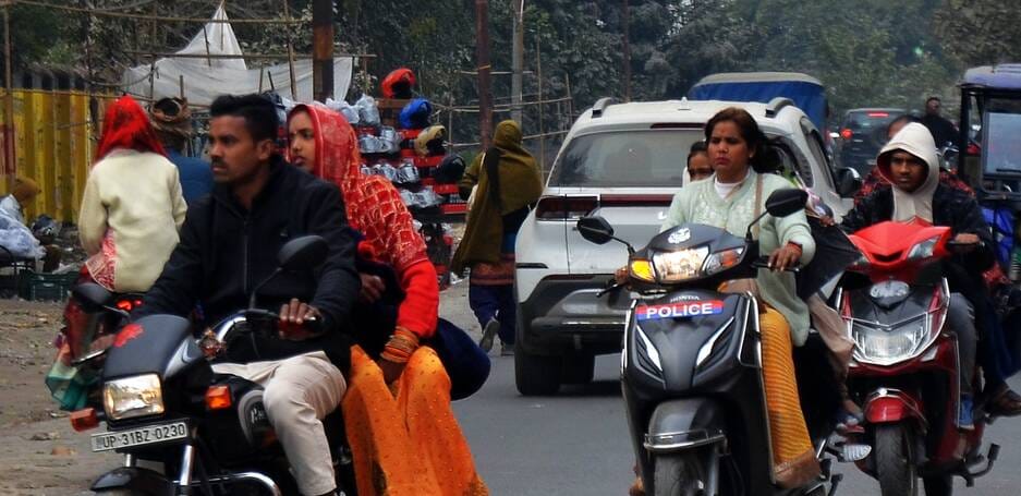 कैंट क्षेत्र में शुक्रवार को हवा चलने के दौरान निकलते लोग। संवाद