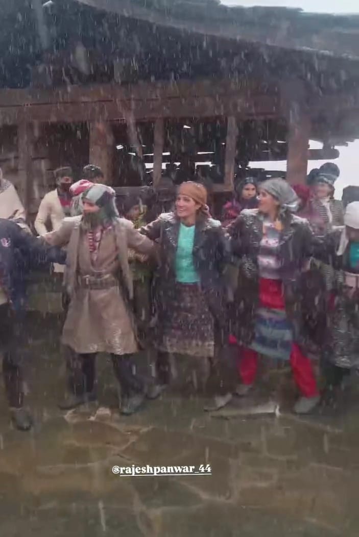 खरसाली गांव में हर हर महादेव और डोल बाजाओं के साथ बर्फ का स्वागत करते तीर्थ पुरोहित व ग्रामीण। 