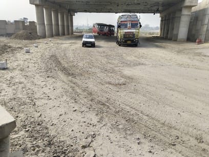 लखनऊ-पलिया हाईवे पर पुराने टोल टैक्स के पास नाला निर्माण को लेकर हाईवे किनारे की गई मिट्टी की ख लखनऊ-पलिया हाईवे पर पुराने टोल टैक्स के पास नाला निर्माण को लेकर हाईवे किनारे की गई मिट्टी की ख