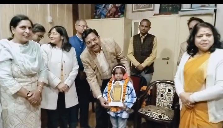 मोहल्ला मंडी में पतंग की खरीदारी कर जातीं महिलाए। संवाद