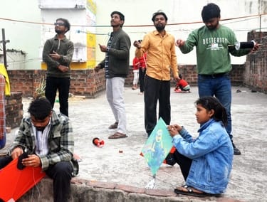 मोहल्ला मंडी में पतंग की खरीदारी कर जातीं महिलाए। संवाद