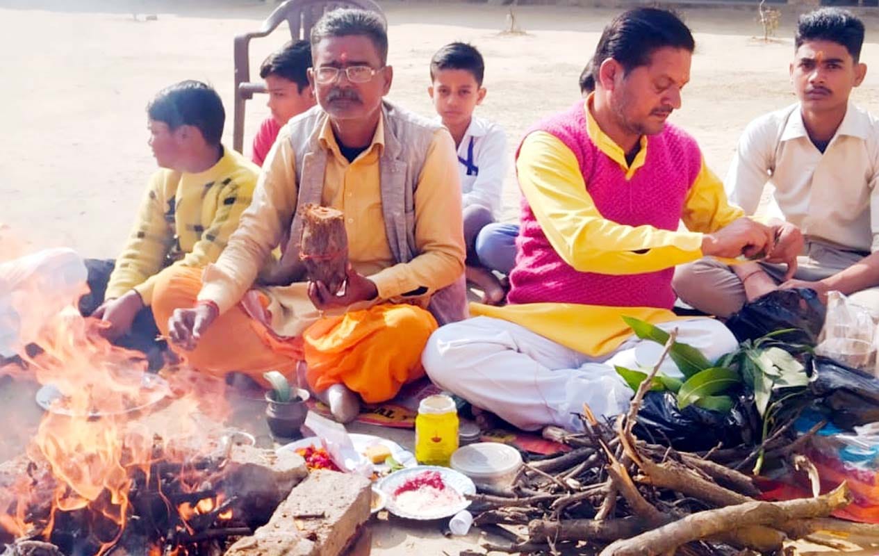 मोहल्ला मंडी में पतंग की खरीदारी कर जातीं महिलाए। संवाद