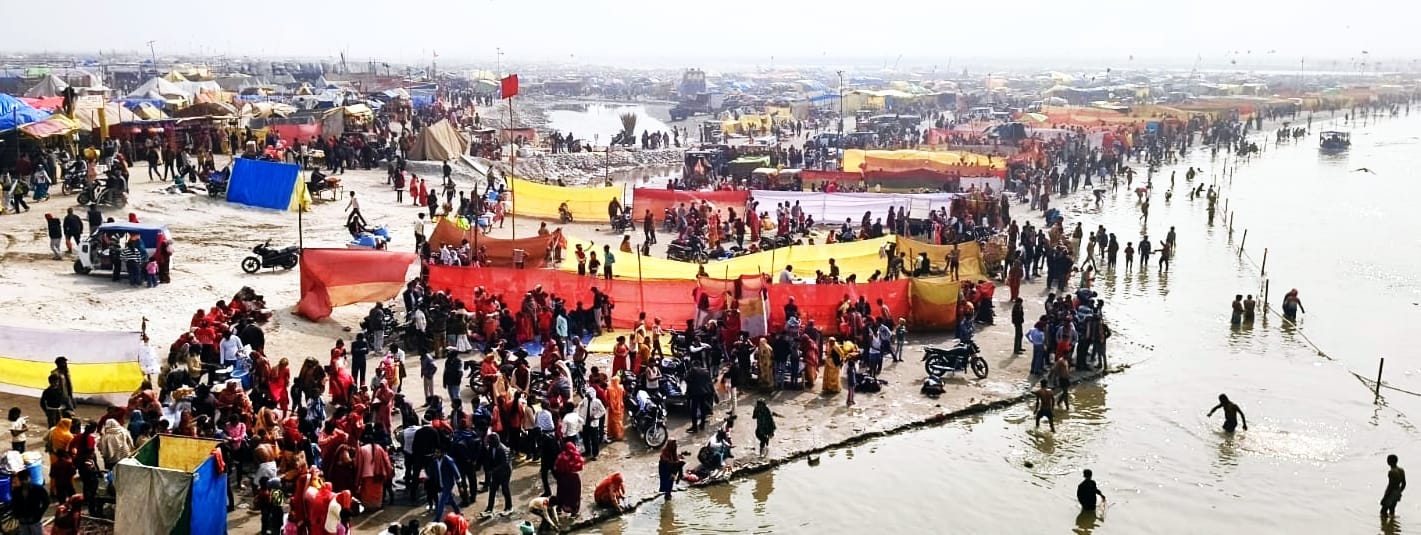 मोहल्ला मंडी में पतंग की खरीदारी कर जातीं महिलाए। संवाद