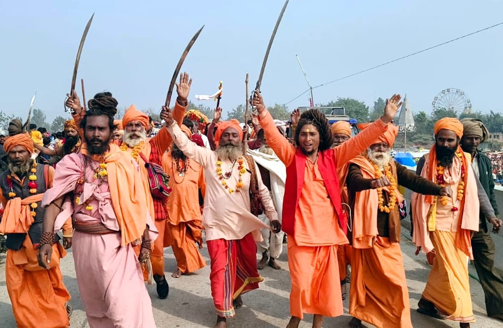 मोहल्ला मंडी में पतंग की खरीदारी कर जातीं महिलाए। संवाद