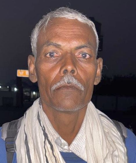 मंझनपुर बस डिपो में हंगामा करते यात्री। संवाद मंझनपुर बस डिपो में हंगामा करते यात्री। संवाद