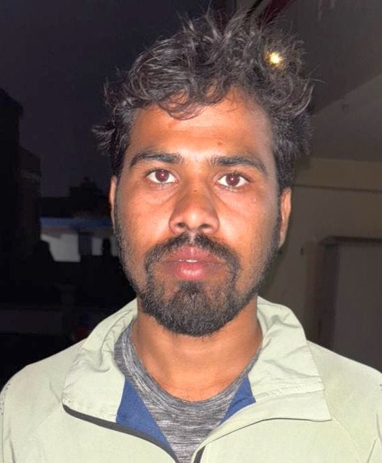 मंझनपुर बस डिपो में हंगामा करते यात्री। संवाद मंझनपुर बस डिपो में हंगामा करते यात्री। संवाद
