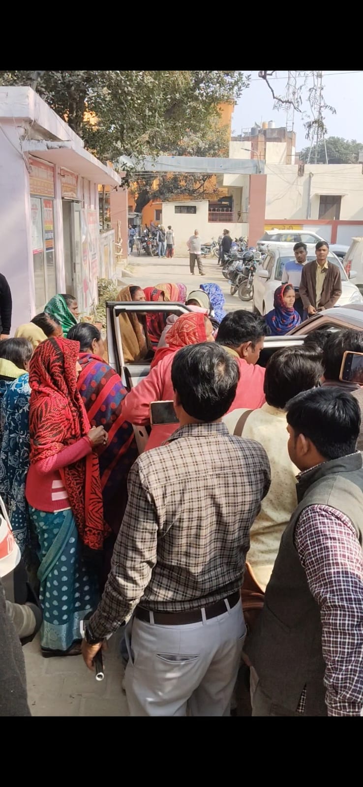 मारपीट के मामले में महिलाओं ने कोतवाली का किया घेराव। संवाद