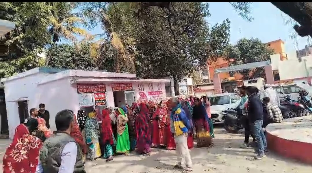 मारपीट के मामले में महिलाओं ने कोतवाली का किया घेराव। संवाद