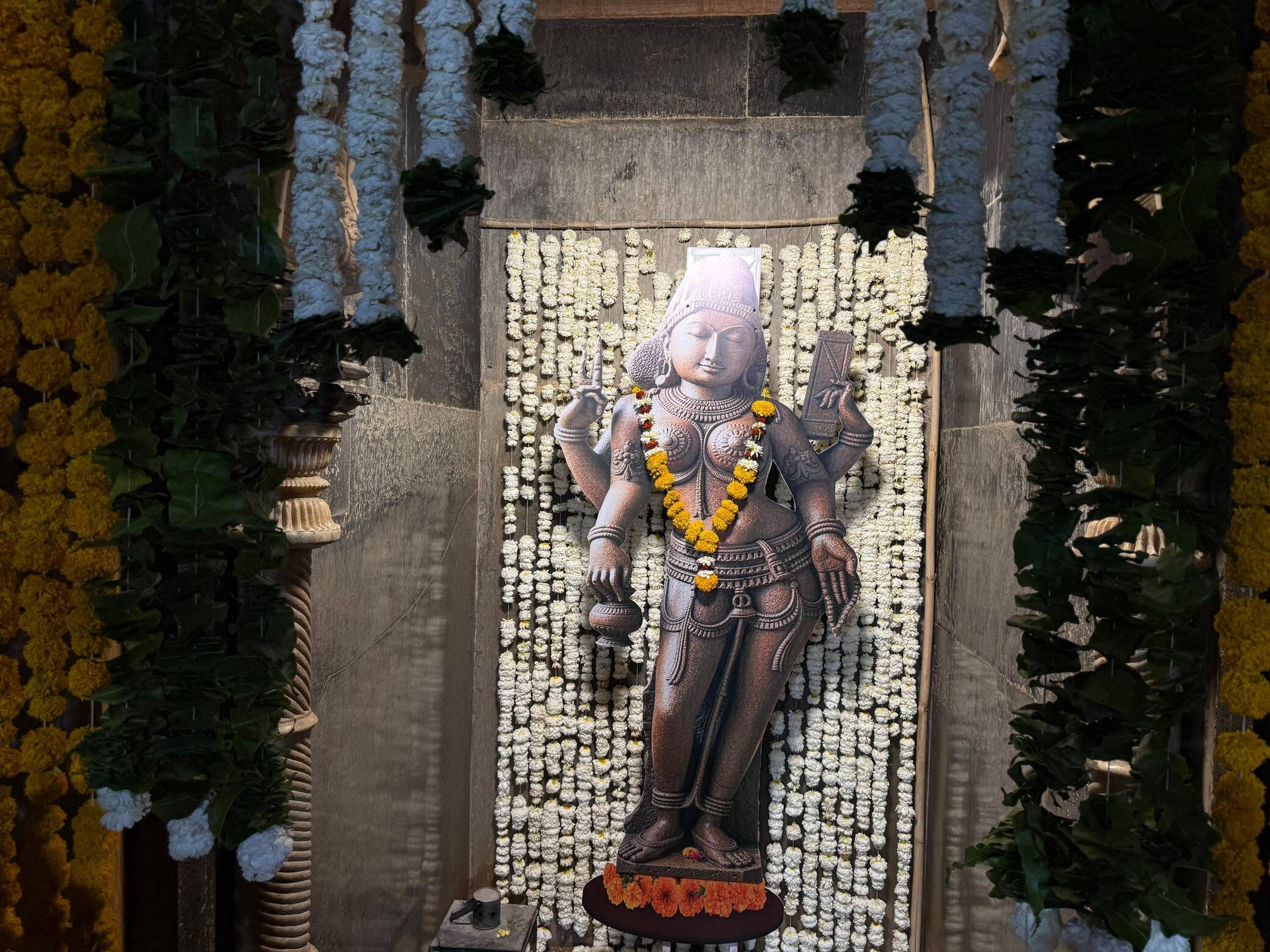 भोजशाला में पूजन हुआ शुरू 