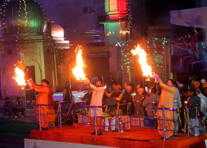 पिहोवा। सरस्वती महोत्सव में सांध्यकालीन महाआरती करते असंध विधायक योगेंद्र राणा व अन्य लोग। आयोज