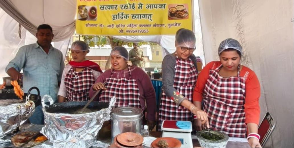 पिहोवा। सत्कार रसोई स्टॉल पर खाना बनाती महिलाएं । संवाद पिहोवा। सत्कार रसोई स्टॉल पर खाना बनाती महिलाएं । संवाद