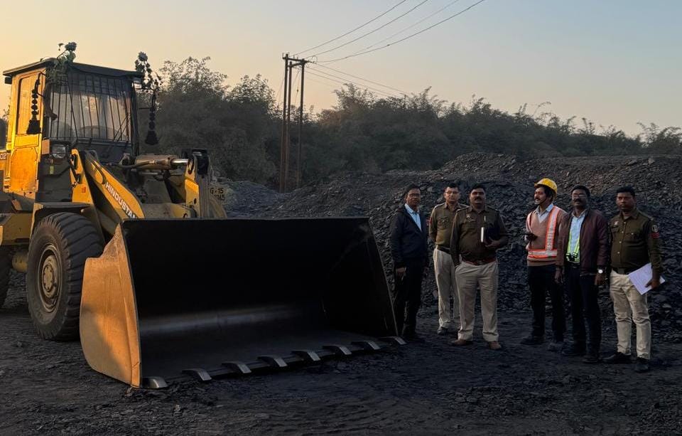 पुलिस के साथ खड़ी गाड़ियां