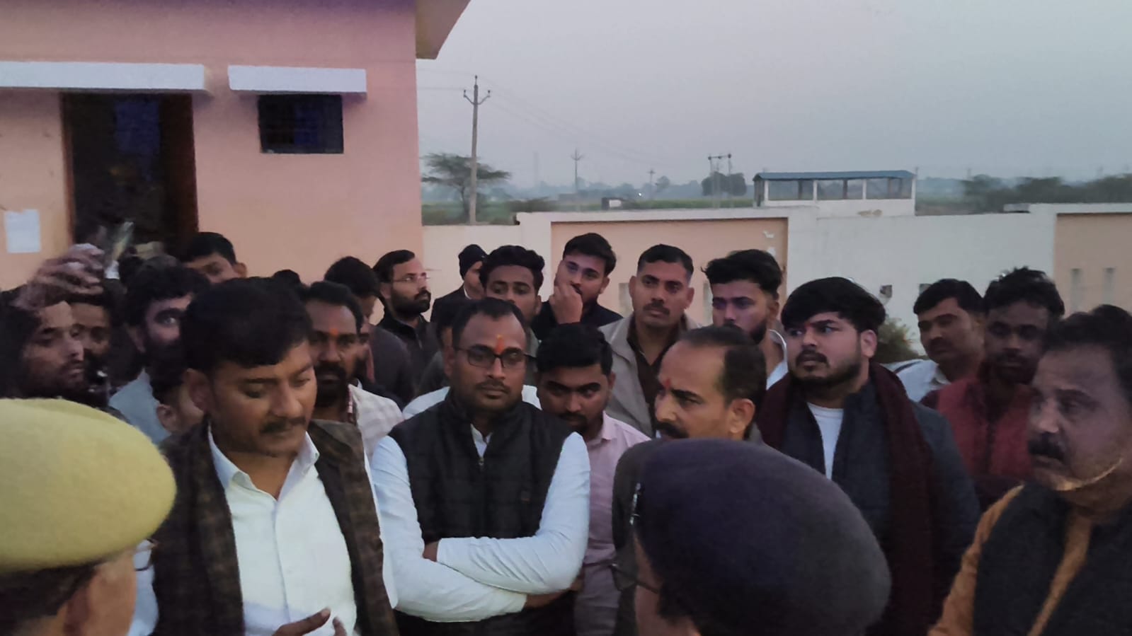 पॉलीटेक्निक गेट पर हंगामा करते अधिवक्ता। पॉलीटेक्निक गेट पर हंगामा करते अधिवक्ता।