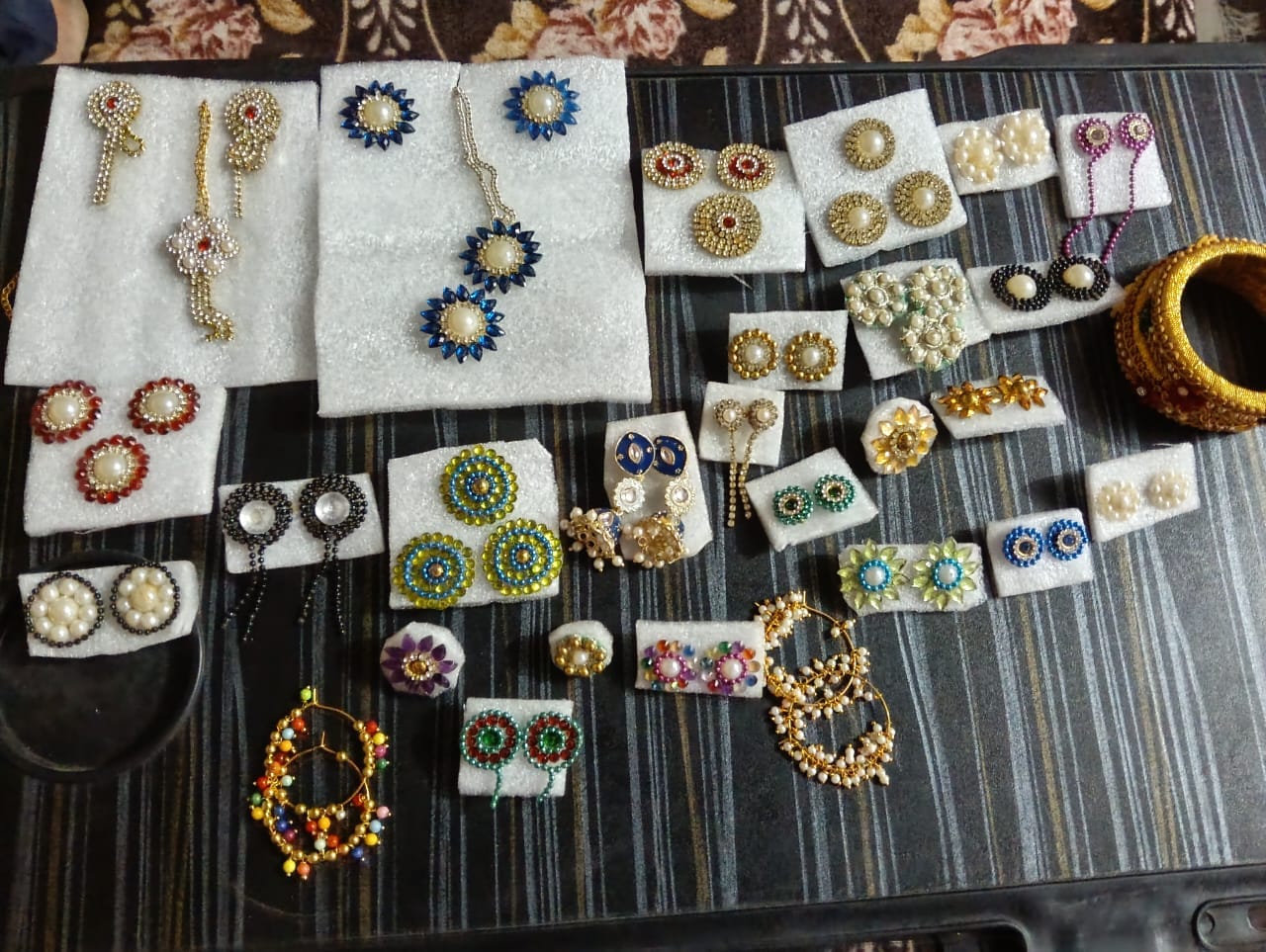 पटियाऊ की श्यामा द्वारा घर पर तैयार किए कृत्रिम आभूषण। संवाद पटियाऊ की श्यामा द्वारा घर पर तैयार किए कृत्रिम आभूषण। संवाद