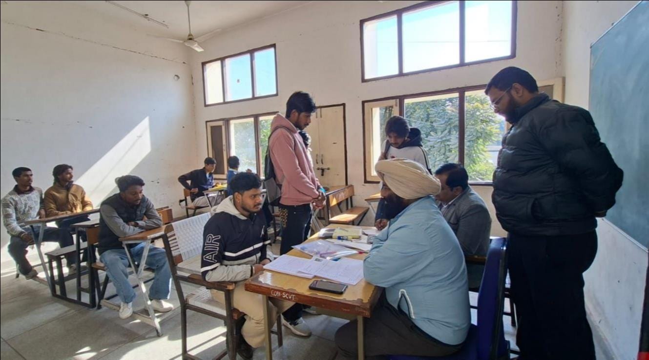 रोजगार मेले में अभ्यर्थियों का साक्षात्कार लेते कंपनी के प्रतिनिधि। संवाद रोजगार मेले में अभ्यर्थियों का साक्षात्कार लेते कंपनी के प्रतिनिधि। संवाद