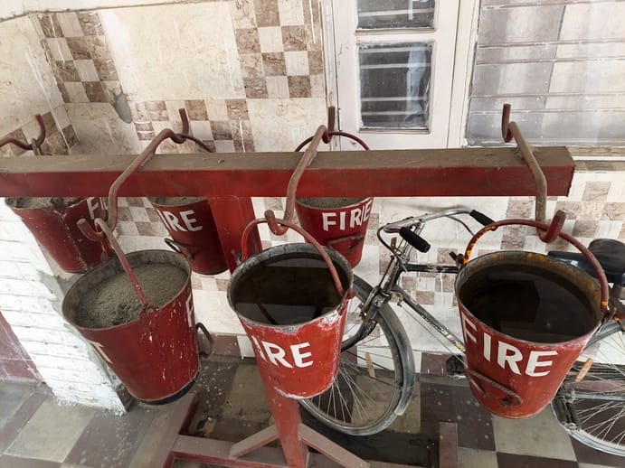 रेलवे स्टेशन पर लगा अग्नि शामन यंत्र। संवाद