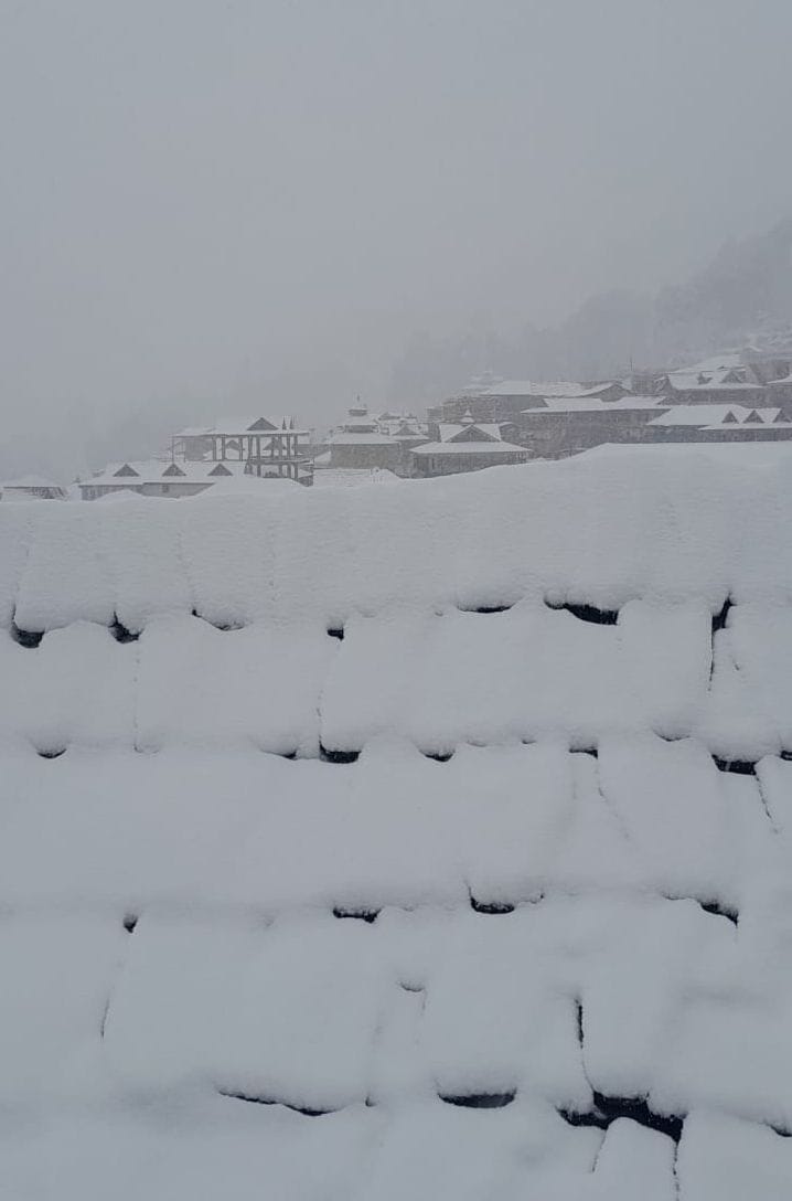 रामपुर के 12/20 क्षेत्र मां श्राईकोटी माता मंदिर में हुई ताजा बर्फबारी का नजारा। संवाद रामपुर के 12/20 क्षेत्र मां श्राईकोटी माता मंदिर में हुई ताजा बर्फबारी का नजारा। संवाद