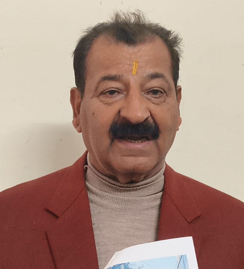 समाधान शिविर में लोगों की समस्याएं सुनते अधिकारी। संवाद