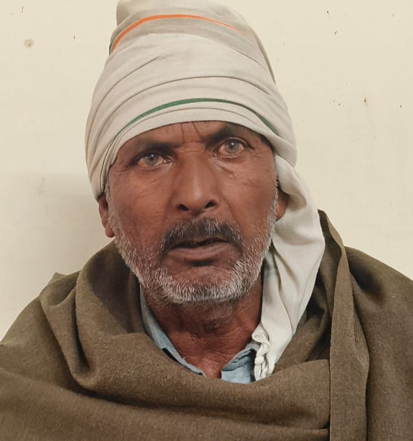 समाधान शिविर में लोगों की समस्याएं सुनते अधिकारी। संवाद