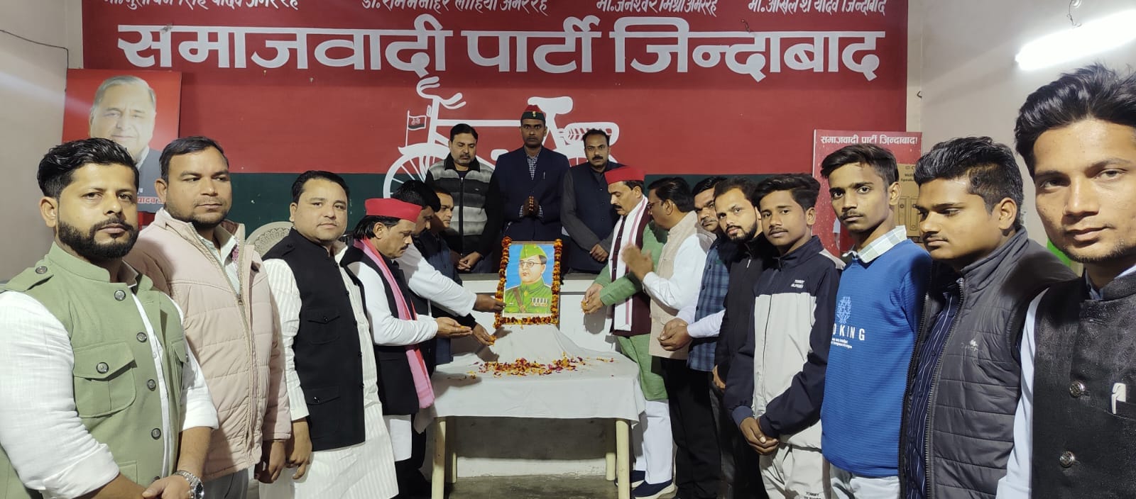 शाहजहांपुर में नेता जी सुभाष चंद्र बोस की जयंती पर रैली निकालते युवा चेतना मंच के पदाधिकारी। स