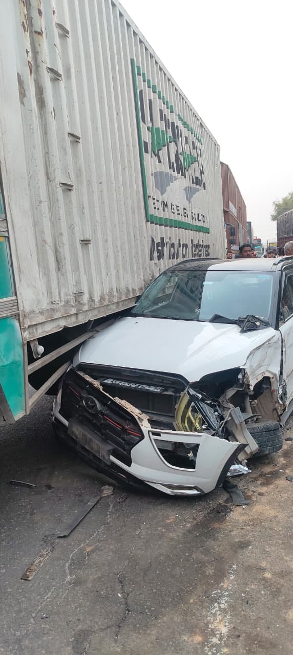 The accident occurred at the Jaun E turn on the Gwalior Highway. A car collided with a mixer tr The accident occurred at the Jaun E turn on the Gwalior Highway. A car collided with a mixer tr