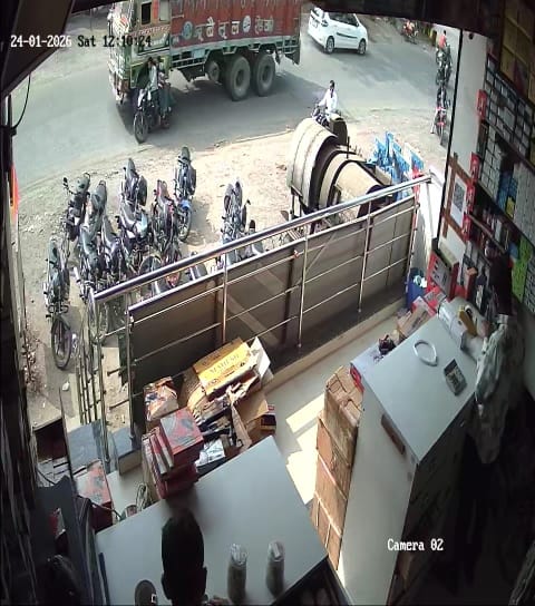 सीसीटीवी में कैद भयावह हादसा—बडोरा चौक पर ट्रक ने बाइक को मारी टक्कर