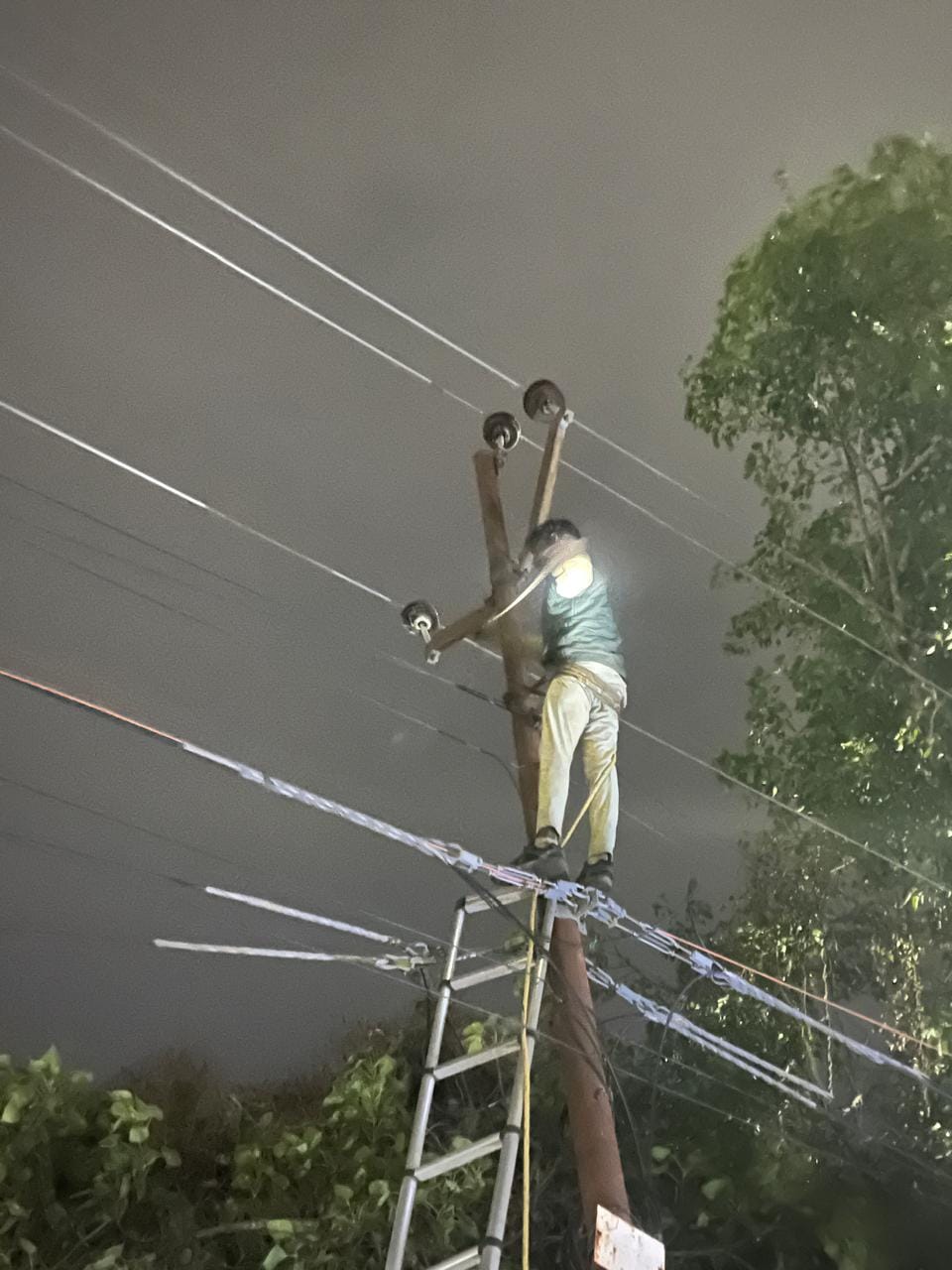 बिजली की लाइन ठीक करने में जुटे बिजली कर्मचारी। स्रोत विभाग बिजली की लाइन ठीक करने में जुटे बिजली कर्मचारी। स्रोत विभाग