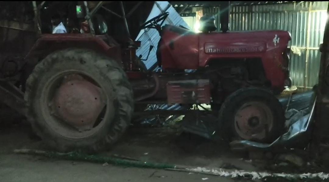 बेकाबू ट्रैक्टर घर में घुसी