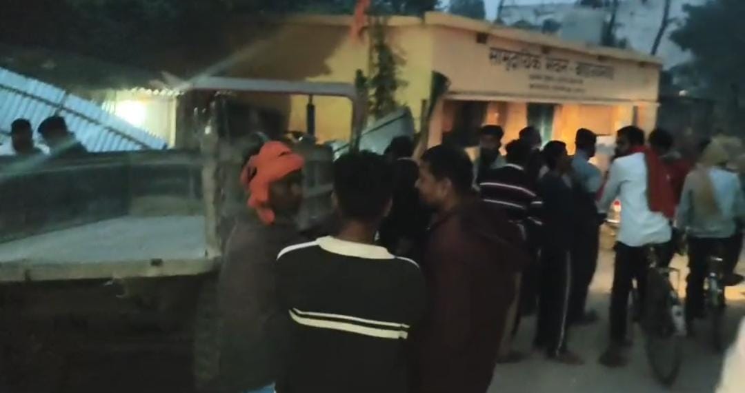 बेकाबू ट्रैक्टर घर में घुसी