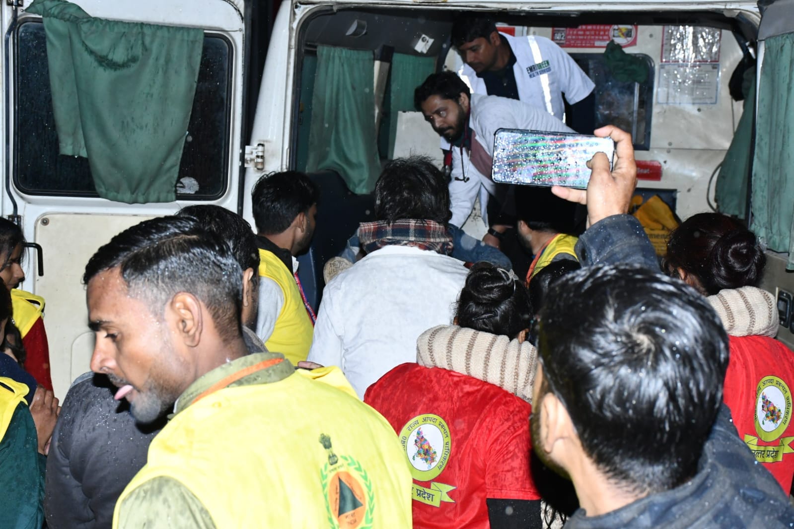 ब्लैक आउट के दौरान हुई मॉक डि्रल के समय एक व्यक्ति को इलाज के लिए ले जाता पुलिस कर्मी। स्रोत- ब्लैक आउट के दौरान हुई मॉक डि्रल के समय एक व्यक्ति को इलाज के लिए ले जाता पुलिस कर्मी। स्रोत-