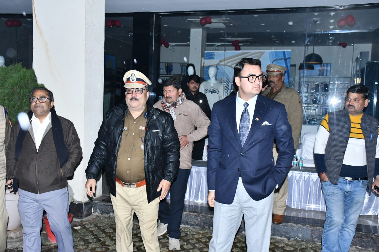 ब्लैक आउट के दौरान हुई मॉक डि्रल के समय एक व्यक्ति को इलाज के लिए ले जाता पुलिस कर्मी। स्रोत- ब्लैक आउट के दौरान हुई मॉक डि्रल के समय एक व्यक्ति को इलाज के लिए ले जाता पुलिस कर्मी। स्रोत-
