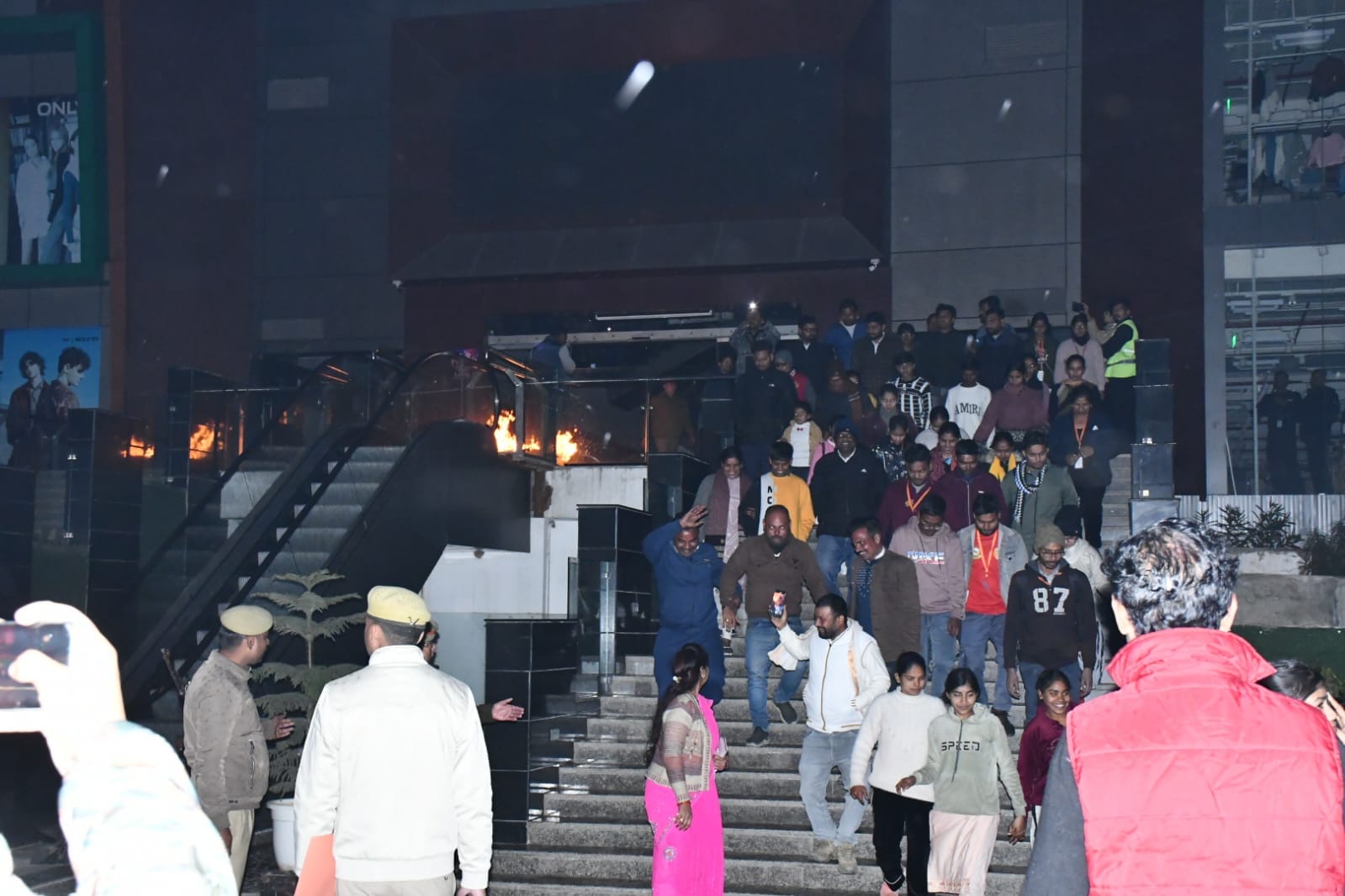 ब्लैक आउट के दौरान हुई मॉक डि्रल के समय एक व्यक्ति को इलाज के लिए ले जाता पुलिस कर्मी। स्रोत- ब्लैक आउट के दौरान हुई मॉक डि्रल के समय एक व्यक्ति को इलाज के लिए ले जाता पुलिस कर्मी। स्रोत-