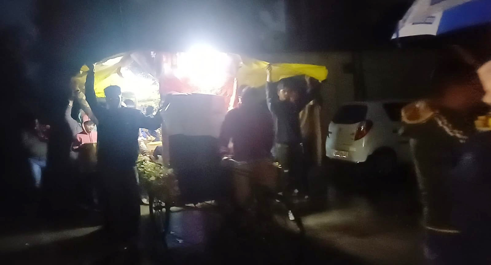 बरसात और ठंड के बीच प्रभात फेरी निकालते श्रद्धालु। संस्था