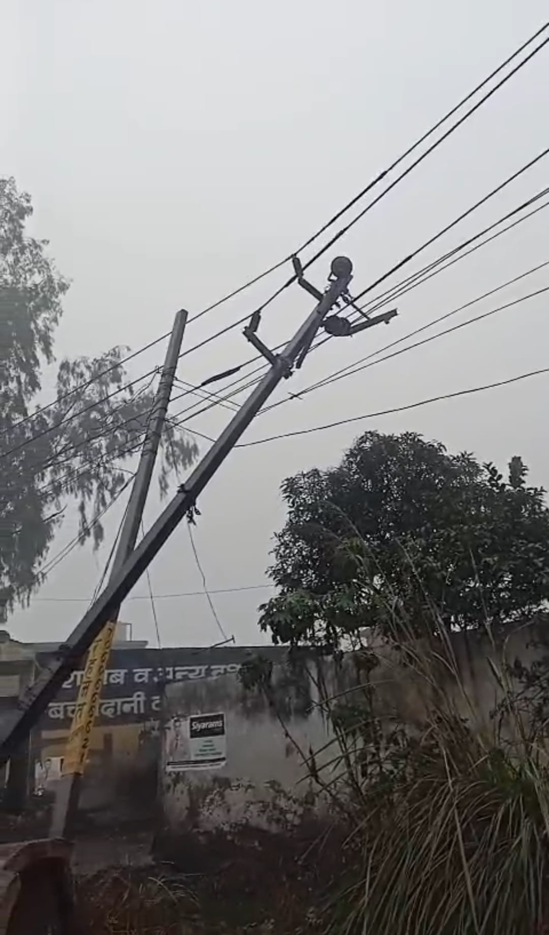 बारिश के कारण ट्रांसफार्मर में आए फॉल्ट को ठीक करता ऊर्जा निगम कर्मी: स्त्रोत-ऊर्जा निगम