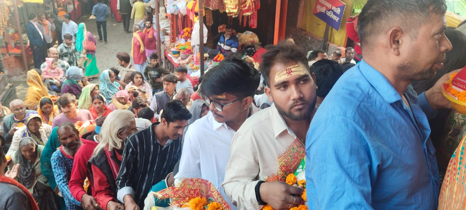 बसंत पंचमी के मौके पर कड़ा के कुबरी घाट पर स्नान के पूजा-अर्चना करतीं महिलाएं- संवाद बसंत पंचमी के मौके पर कड़ा के कुबरी घाट पर स्नान के पूजा-अर्चना करतीं महिलाएं- संवाद