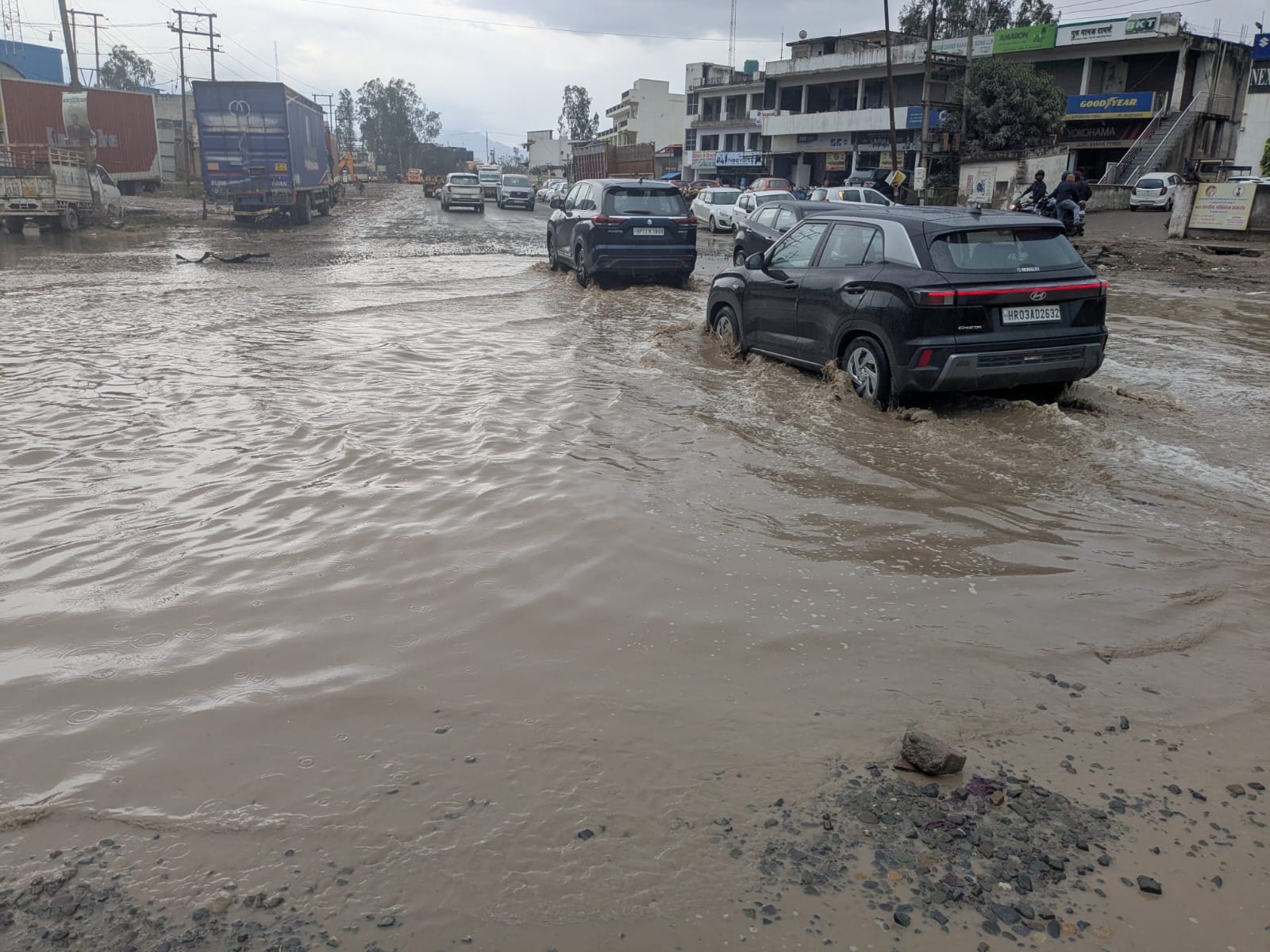 बद्दी नालागढ़ मार्ग पर रेड लाईट चौक के समीप पानी से होकर जाती हुई गाडिय़ां- संवाद। बद्दी नालागढ़ मार्ग पर रेड लाईट चौक के समीप पानी से होकर जाती हुई गाडिय़ां- संवाद।