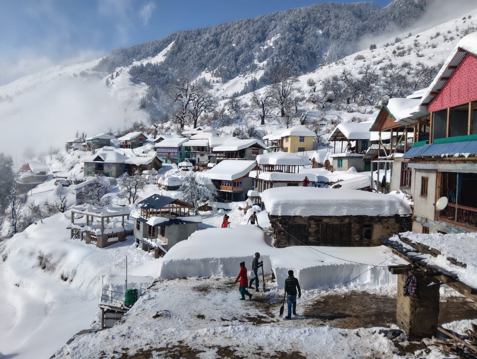 चुराह में घरों से बर्फ हटाती महिला। संवाद चुराह में घरों से बर्फ हटाती महिला। संवाद