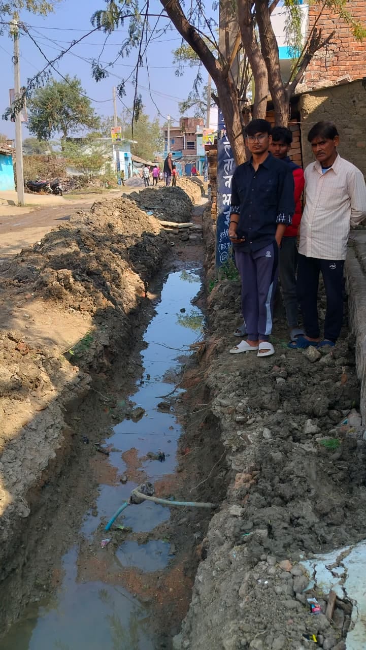 फोटो - 01 दीवार में आई दरार। संवाद फोटो - 01 दीवार में आई दरार। संवाद