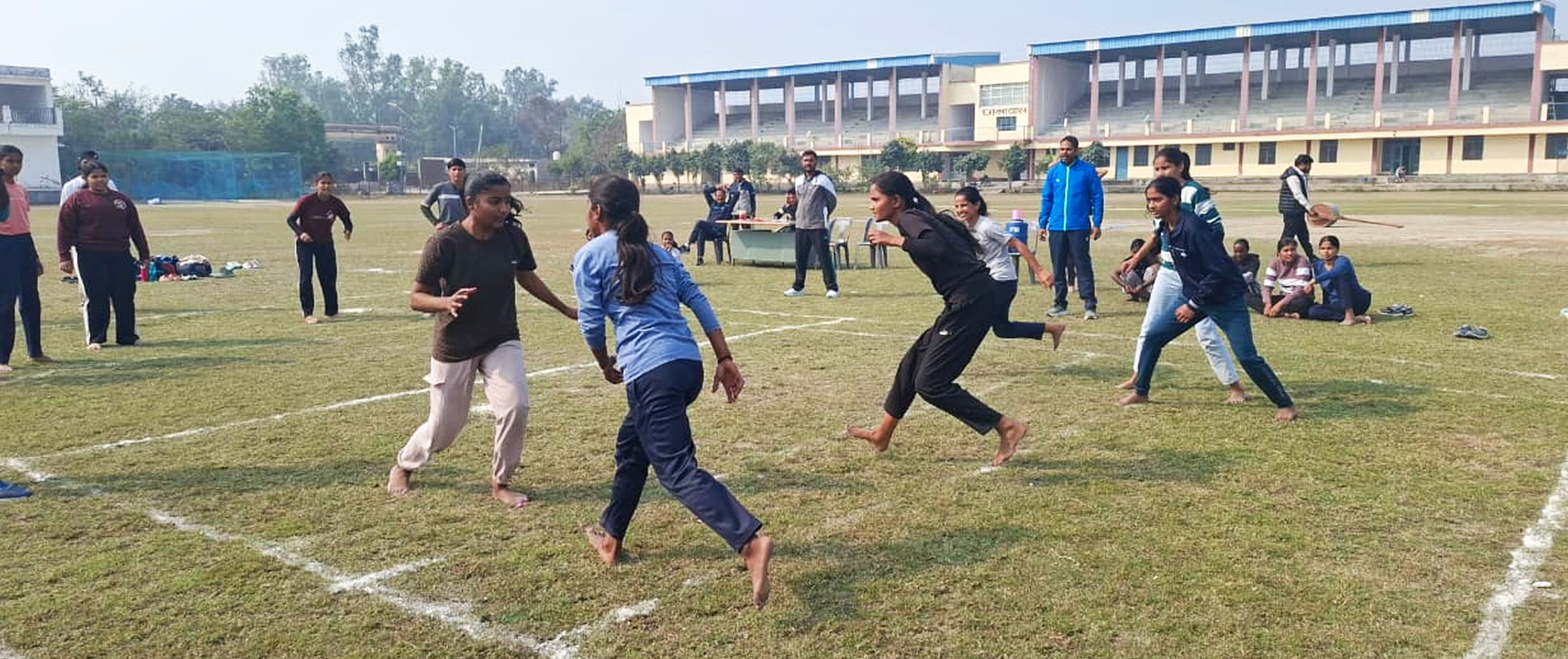 फोटो-14- कबड्डी प्रतियोगिता में प्रतिभाग करती छात्राएं। स्रोत स्वयं
