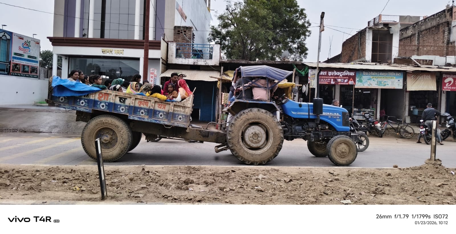 फोटो-17-रामघाट मंदाकिनी में डुबकी लगाते श्रद्धालु। संवाद फोटो-17-रामघाट मंदाकिनी में डुबकी लगाते श्रद्धालु। संवाद