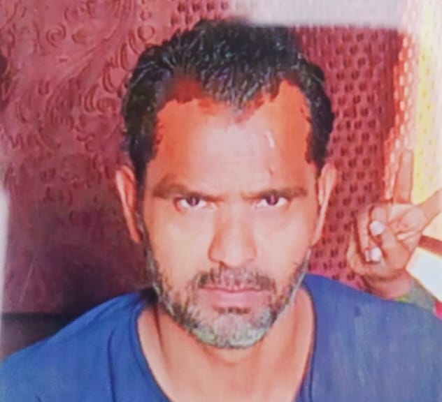 फोटो-18- बिलग्राम रोड पर  जाम लगाए महिलाओं को समझाते पुलिसकर्मी। संवाद