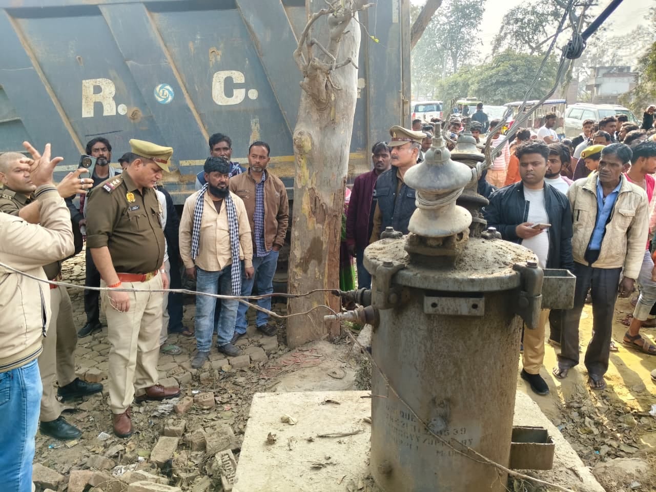 फोटो-18- बिलग्राम रोड पर  जाम लगाए महिलाओं को समझाते पुलिसकर्मी। संवाद