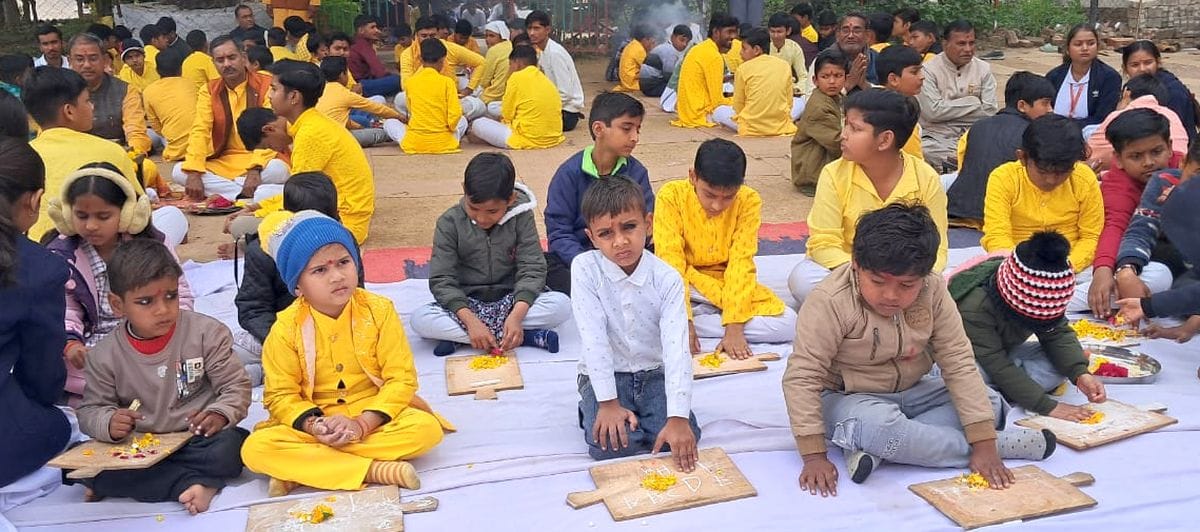 फोटो 23 एमएएचपी 15 परिचय-सरस्वती बालिका विद्या मंदिर में बसंत पंचमी पर हवन-पूजन करतीं शिक्षिका