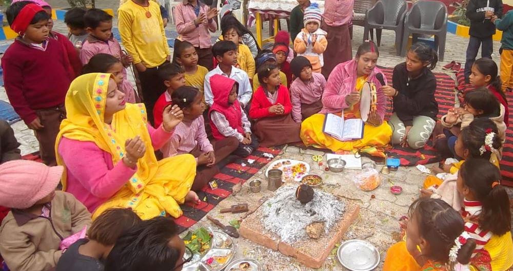 फोटो 23 एमएएचपी 15 परिचय-सरस्वती बालिका विद्या मंदिर में बसंत पंचमी पर हवन-पूजन करतीं शिक्षिका